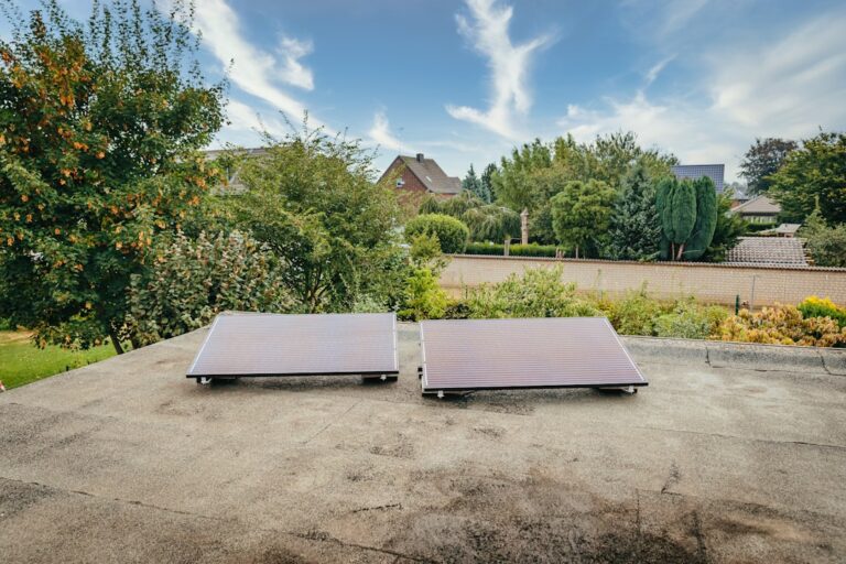 So funktioniert die einfache Anmeldung Ihres Balkonkraftwerks im Privatgebrauch Balkonkraftwerk auf dem Balkon montiert mit Solarmodul und Stromzähler im Privatgebrauch
