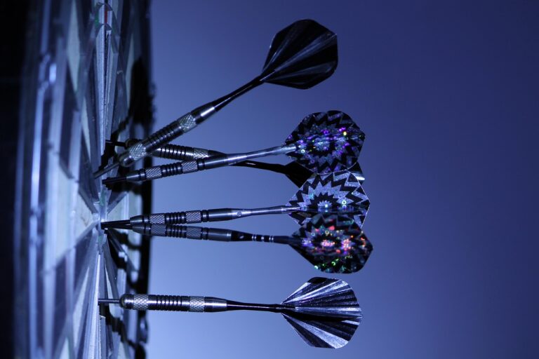 Spieler trainieren konzentriert ihre Wurftechnik beim Darts für mehr Präzision