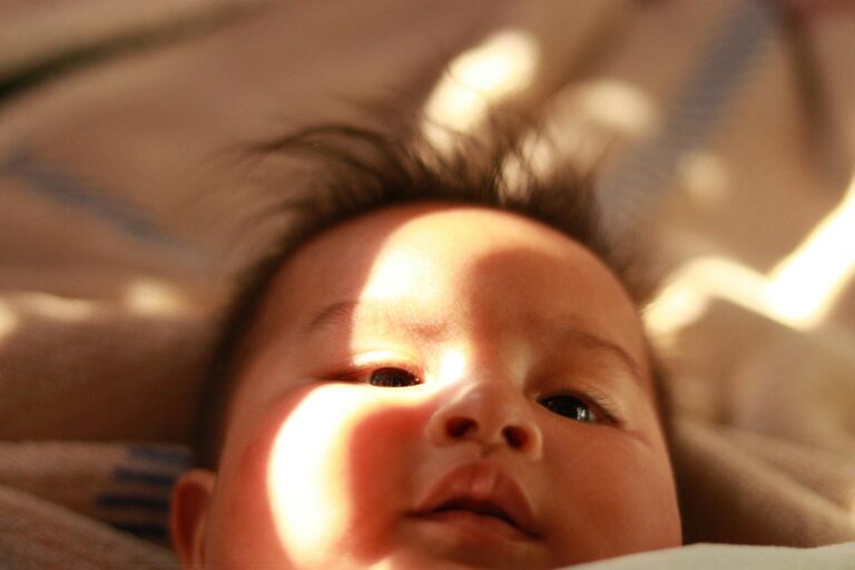 Baby mit Globuli sanfte Hilfe bei Dreimonatskoliken für entspannte Säuglinge