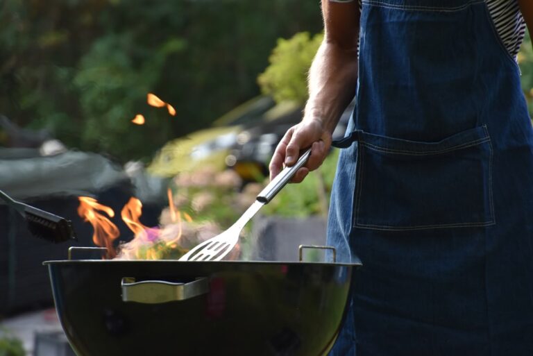 Grillrezepte für Einsteiger leicht gemacht mit praktischen Tipps und Tricks Anfänger grillen Steak auf Holzkohlegrill mit Tipps für gleichmäßiges Garen