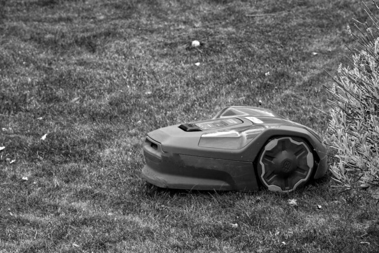 Moderner Rasenmäher Roboter mäht gepflegten Garten mit komplexer Form