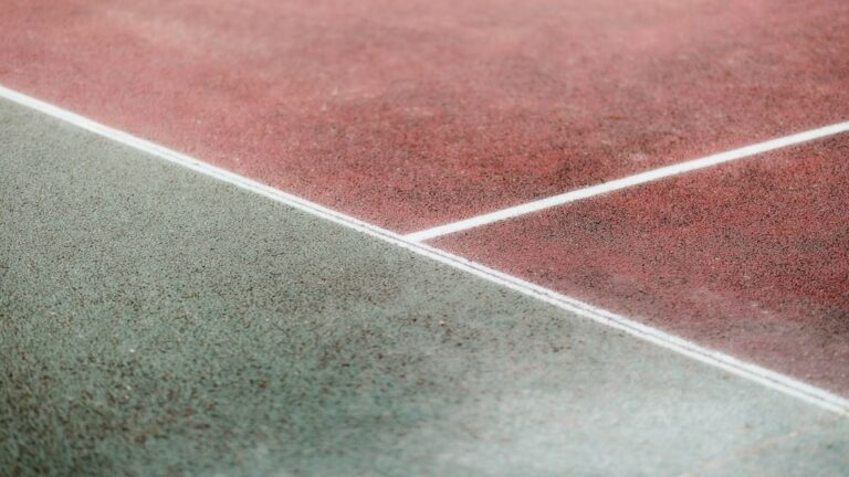 Hausbesitzer planen Sanierungsfinanzierung für energetische Modernisierung und Werterhalt