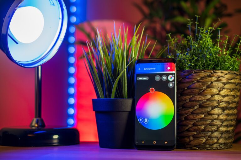 Smarthome Steuerung im Wohnzimmer zur einfachen Einrichtung und sicheren Vernetzung